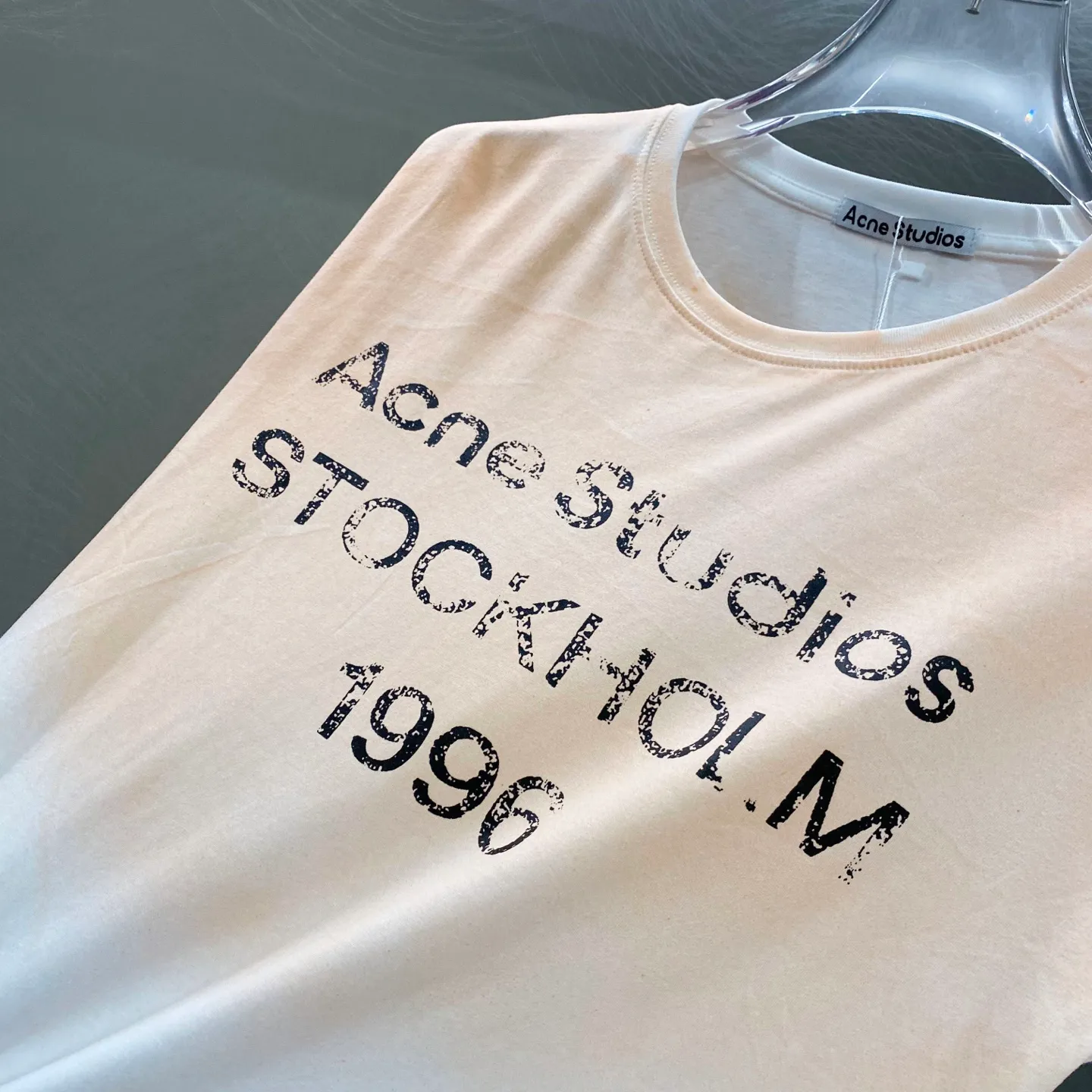 Autumn is a base layer that can be worn all year round. Acne Studios men's and women's Same Style distressed washed round neck loose long-sleeved T-shirt is made of customized G 32s 85% snowflake cotton + 15% linen blended fabric with a comfortable upper body feel. Custom-woven and dyed yarn, the color is 100% consistent. The logo adopts a specially imported screen glue printing process. The small print on the chest pocket highlights ACNE's small features. The entire set of accessories is independently developed, and every small detail is perfectly presented. Retro distressed style uses White as the base color collar, and the upper body uses a unique tea dyeing process to give a natural and Retro tone. The printing is particularly strong and not easy to fall off after high temperature fixation. Fabric customization: gram snowflake cotton, garment dyeing + hand-grinding holes + sand blasting + 1:1 customization 100% reduction! The right product on the market! The fabric is super soft for men and women Same Style ACNE Pocket Print Long Sleeve Color: Black White Pink Navy Blue Gray Size：S-XL